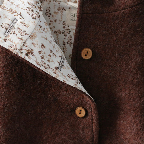 veste en laine bouillie marron avec les fleur, buttons en bois, capuche de lutin, fait à la main en Autriche par Siebenklein
