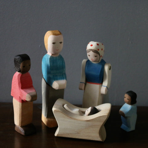 nouvelle collection Ostheimer jouets en bois, figurine femme fermier en bois fait a la main en allemagne, patchwork family