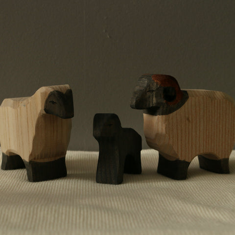 nouvelle collection Ostheimer jouets en bois, figurine Petit agneau des Landes Stable en Bois fait a la main en allemagne, figurine waldorfs steiner, cheval pour cavalier noir