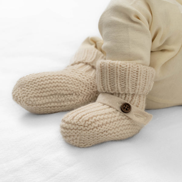 chaussons bébé tricoté en cachemire couleur crème pour le toute petite par Minimalisma, baby newborn booties cashmere knitted by Minimalisma Obaby 