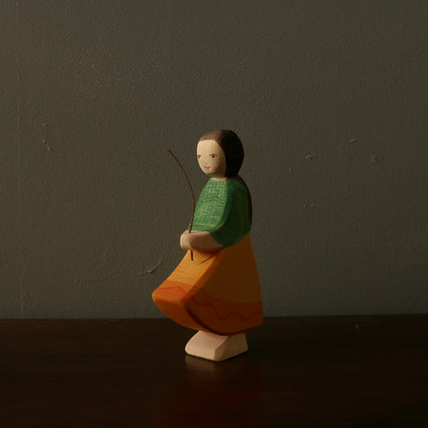 Ostheimer, personage en bois, fille Gardeuse d'Oies en Bois en bois, figurine en bois jouet imaginaire