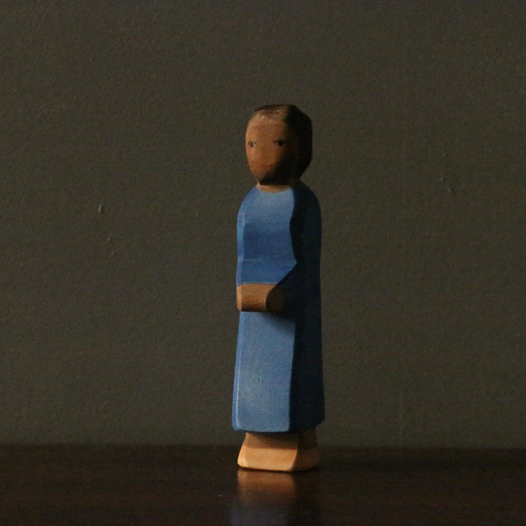 femme avec robe bleue en bois faite a la main en bois jouet enfants par Ostheimer 