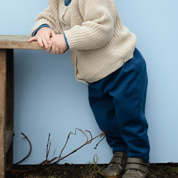 Serendipity organics, pantalon bébé en sergé de coton biologique couleur sapphire blue, organic cotton twill pants for babies by Serendipty organics