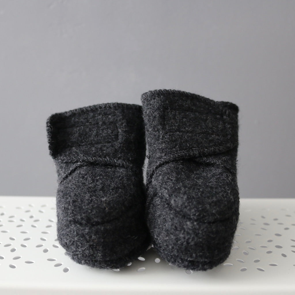 Disana natur, chaussons bébé laine bouillie bio, equitable durable biologique vêtements enfants et bébé, multipe couleur, organic boiled wool baby booties by Disana at Arbre Bleu Boutique