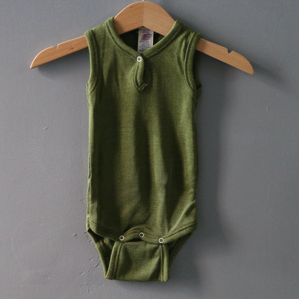body baby d'été en laine mérinos et soie par Engel Natur, couleur pistachio, organic tank baby body