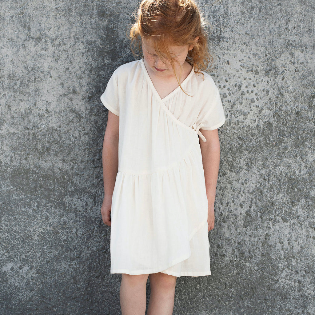 robe blanc en coton biologique pour enfants, Serendipity organics, robe portefeuille enfant en coton bio 