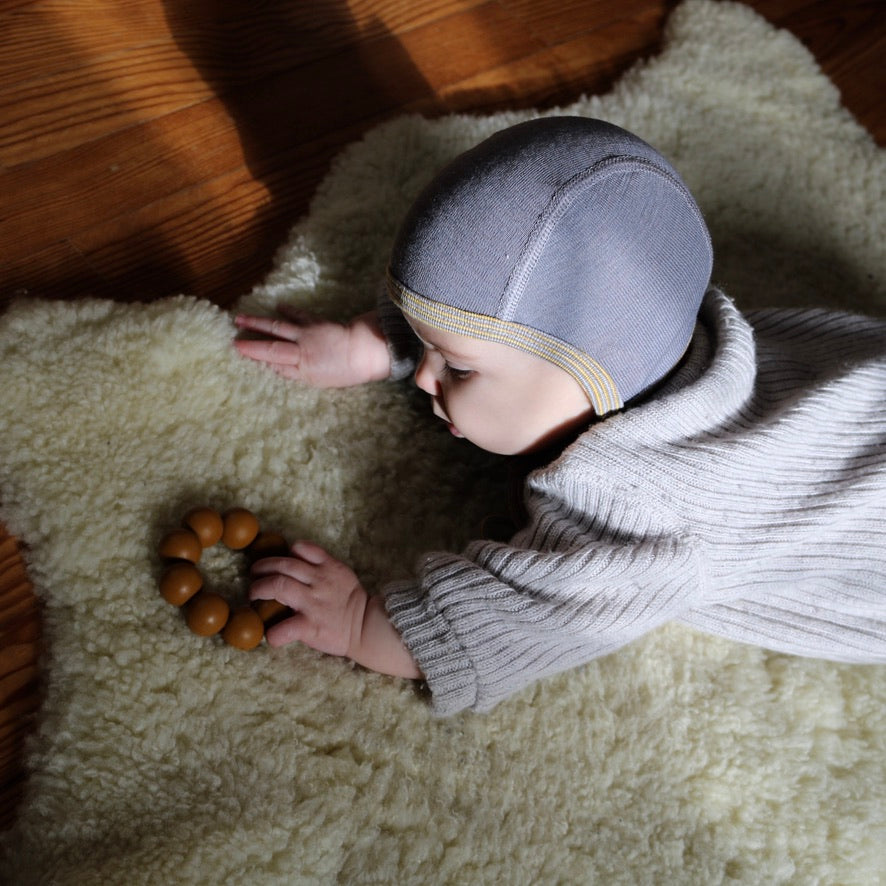 bonnet bébé en laine merinos bio et soie, bonnet bébés cosilana, vêtements bébé biologique en laine
