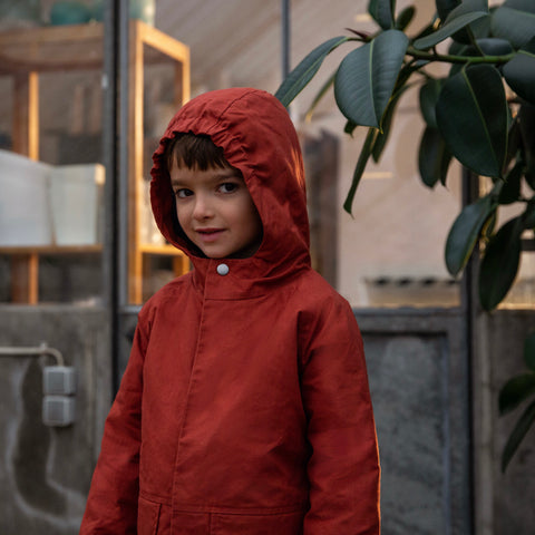 veste enfant en coton bio ciré, resistante à l'eau, par Matona, couleur brique