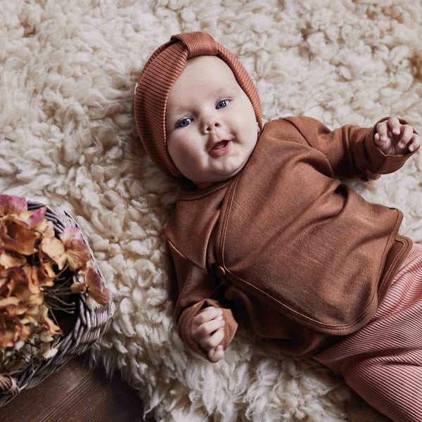 gilet cardigan bébé en 100% laine merinos par Minimalisma, couleur caramel