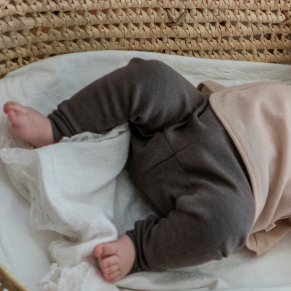 leggings bébé très douce en laine merinos biologique et soie par Minimalisma, couleur chocolate noir