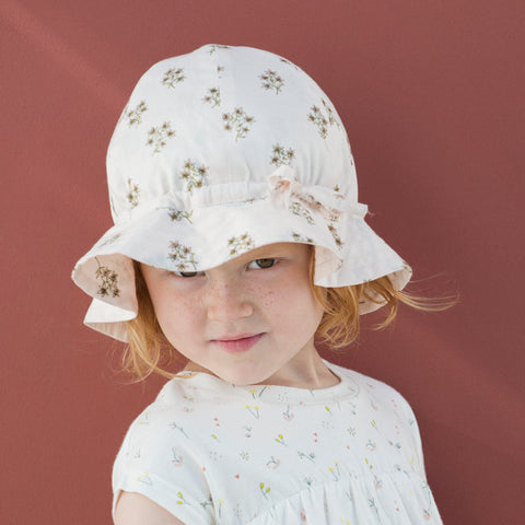 chapeau enfant et bébé en coton bio, Serendipity Organics, Lily avec petite fleur, trés jolie et léger