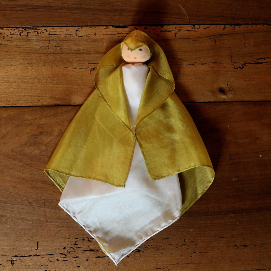 poupée en soie bébé par Nanchen, Poupée fée en soie teinture végétale