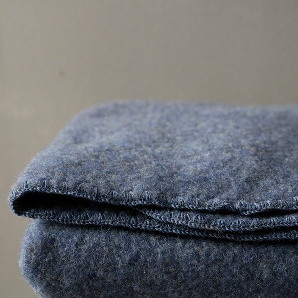 couverture bébé en 100% laine merinos biologique par Engel Natur chez Arbre Bleu, couverture laine polaire bio, marine