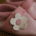 chaussons en cuir pour enfants du commerce équitable fabriquées en Allemagne par Pantolinos, chaussons bébé en cuir naturelle en rose avec petite fleur