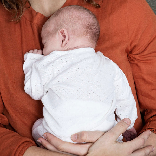 body bébé croisée en coton biologique par Serendipity organics, couleur blanc pointelle