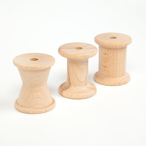 trois bobines en bois naturelle pour jouet heuristique free play pour enfant par Grapat