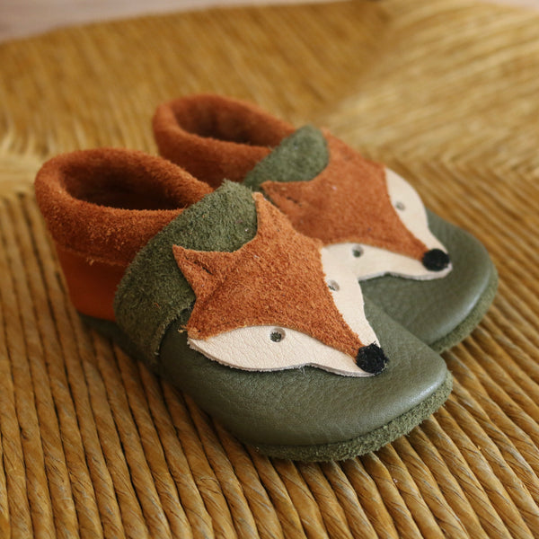 chaussons en cuir pour enfants du commerce équitable fabriquées en Allemagne par Pantolinos, chaussons bébé en cuir naturelle en khaki avec renard