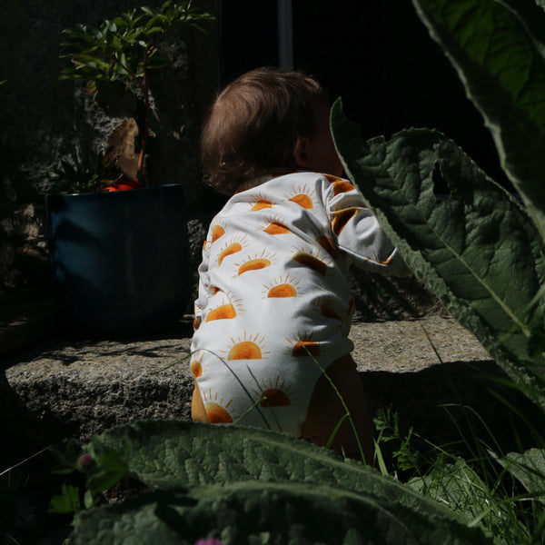 body bébé en coton à manches longues soleil par Siebenklein, body naturel fait à la main en Autrich