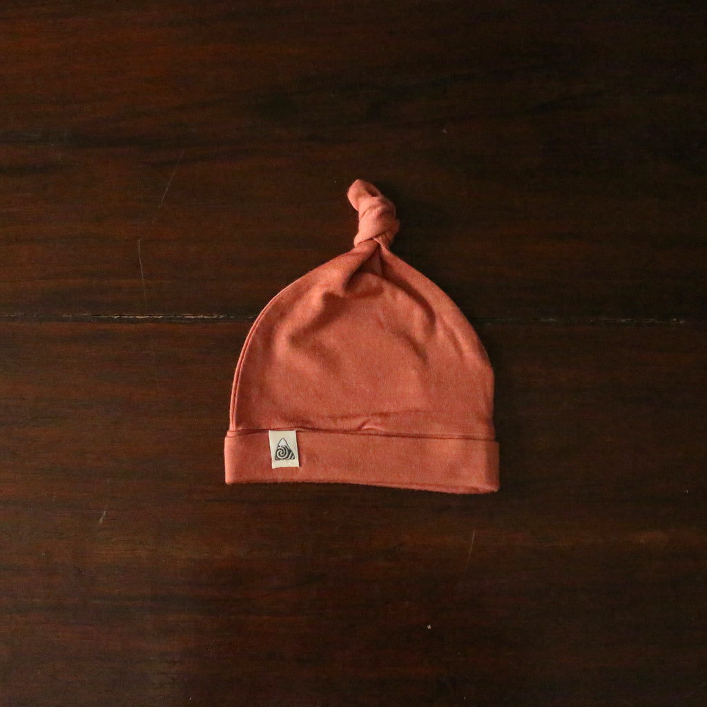 bonnet beanie bébé en laine mérinos fait à la main en Suisse par Alps du sud mérinos