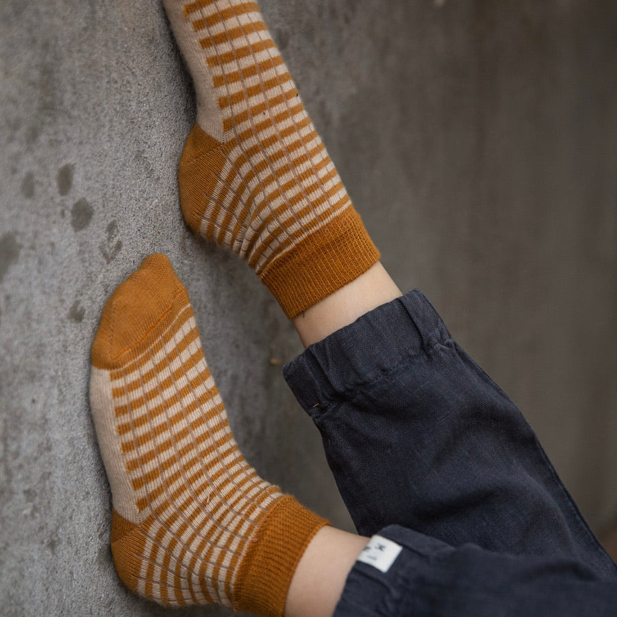 chaussettes enfant en coton biologique par Matona, couleur moutard