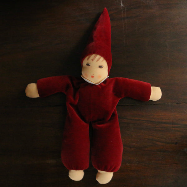 poupée waldorf steiner en laine et coton biologique par Nanchen, poupée enfant bioloigque couleur rouge ceries velours