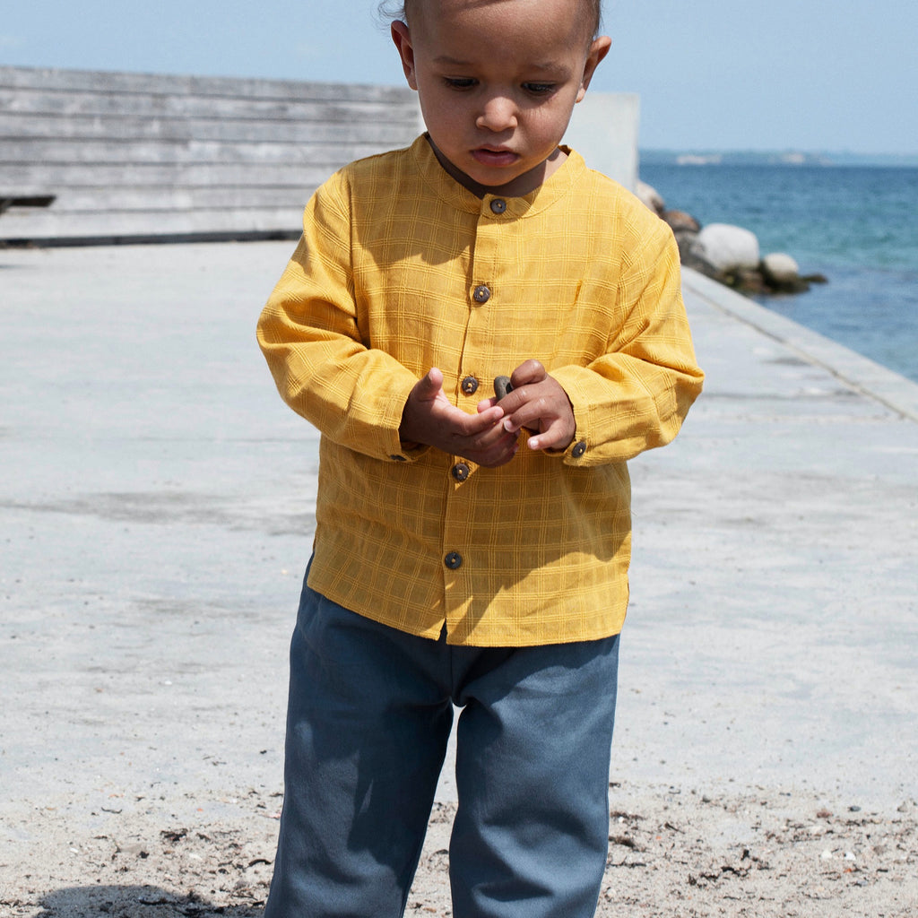 chemise bébé garcon en coton biologique, chemise coton tissé avec the buttons en noir de coco, Serendipity Organics