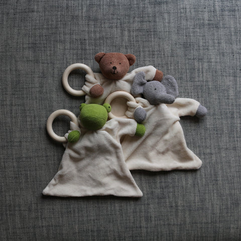 nanchen natur, doudou enfants avec anneau en coton bio et bois equitable, coton éponge biologique, doudou anneau de dentition naturel