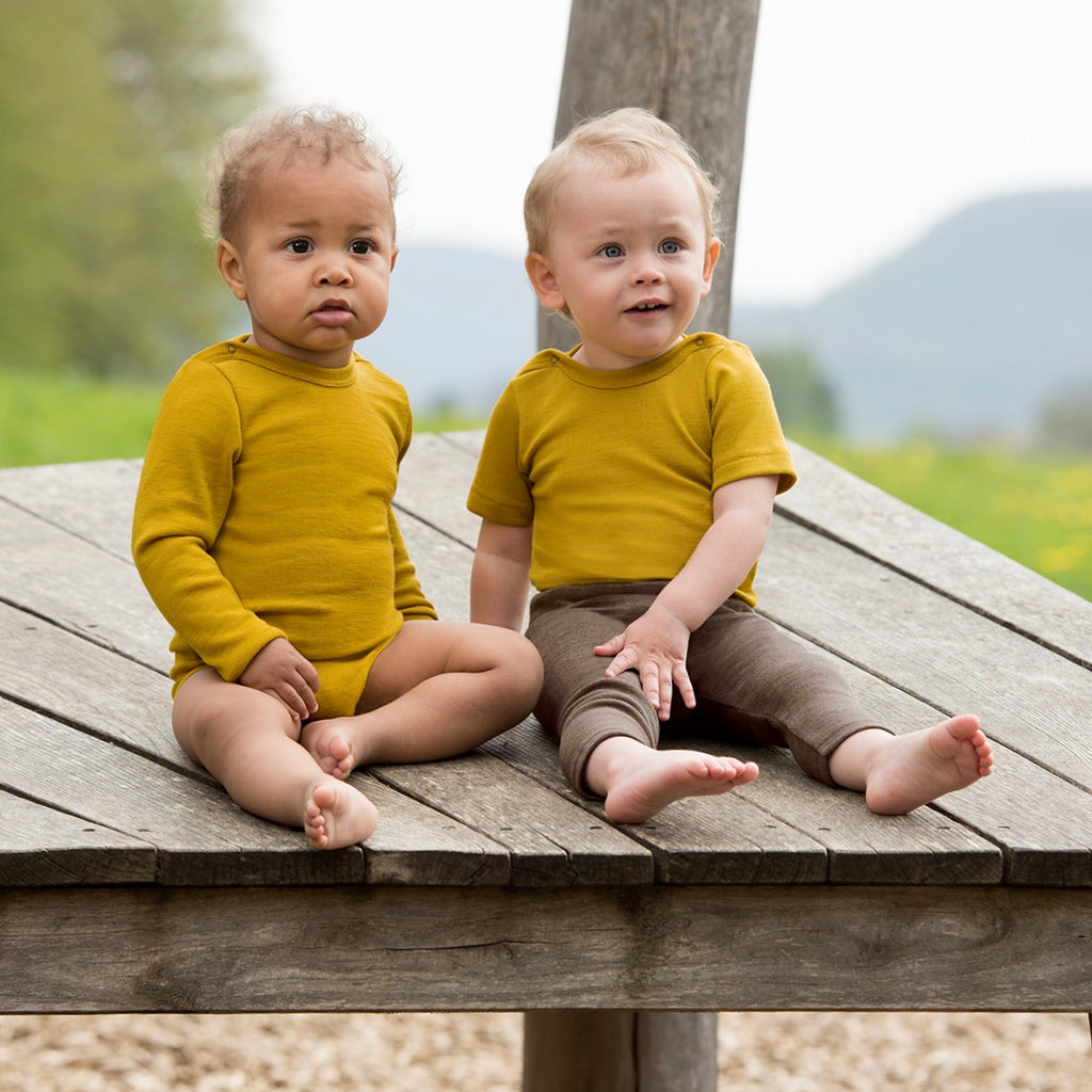 Engel Natur, body bébé jaune en laine merinos et soie, manches courtes, body equitable et durable en laine biologique, saffran