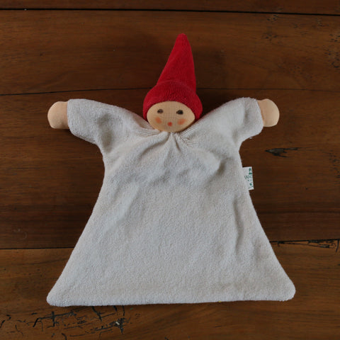 doudou lutin en coton bio et laine avec chapeau rouge, Nanchen, doudou lutin pour bébés, doudou waldorf steiner